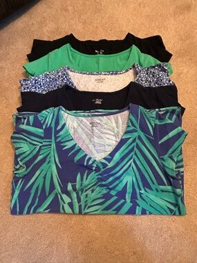 Merona bundle of 5 V-neck tops Green, Navy, Black and Print Short Sleeve tops